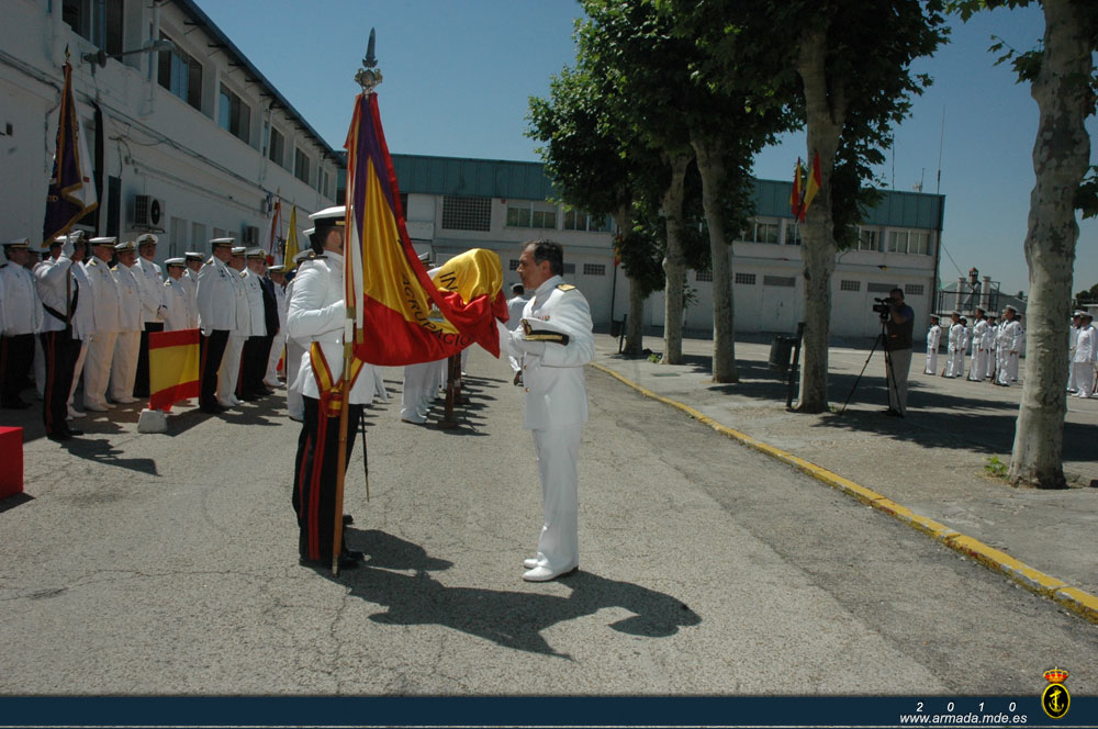 Los marinos que pasan a la reserva saludando a la bandera